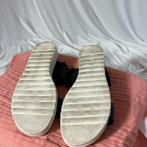 Kenzie Woman’s Platform Sandal, black, size 7.5 - Picture 7 of 9
